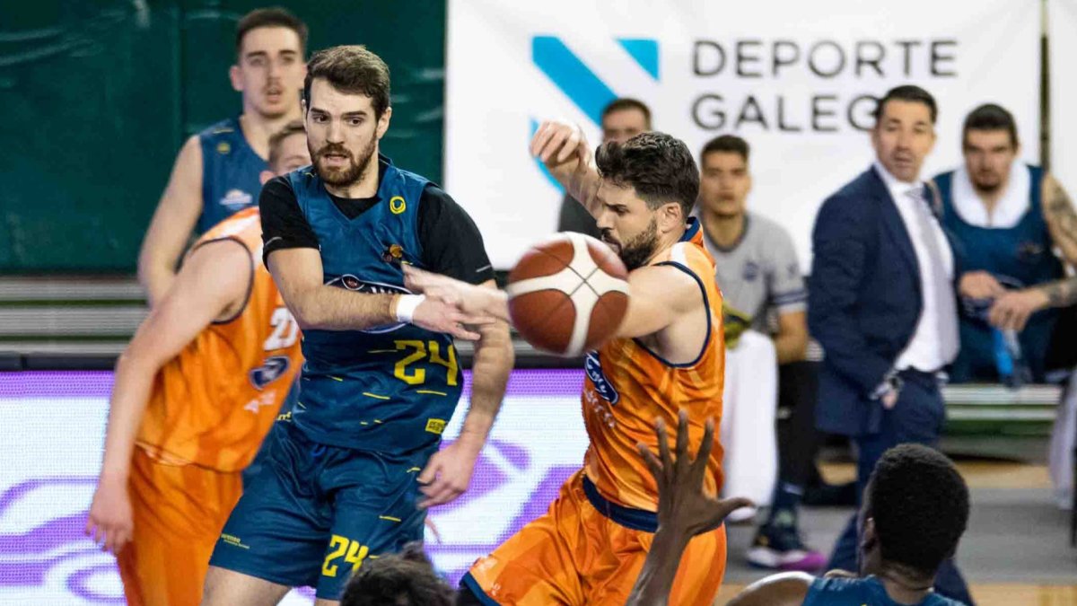 RicardoUriz presiona a su hermano, MikelUriz, en un lance del partido disputado en el Pazo Paco Paz. COBSAD