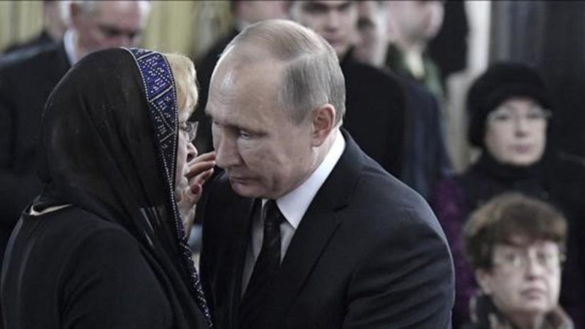 Putin consuela a la viuda del embajador ruso asesinado en Ankara, Andréi Kárlov.-ALEXEI NIKOLSKI / SPÚTNIK