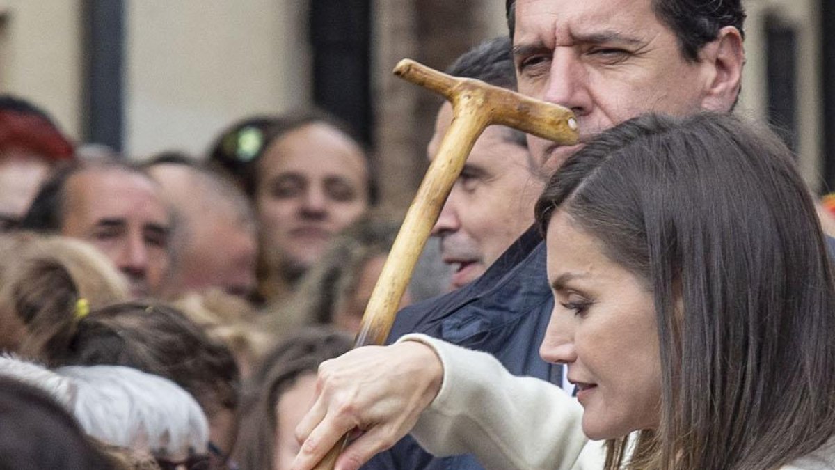 Su Majestad no dudó en saludar a los vecinos e incluso hacerse algún que otro ‘selfi’.-SANTI OTERO