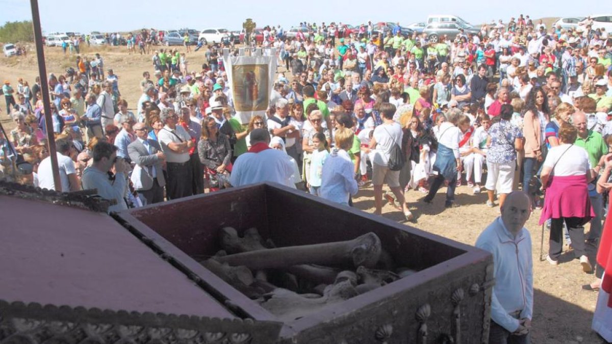 El arca metálica que, en el interior de otra de mayor tamñao, guarda los restos del santo.-G. G.