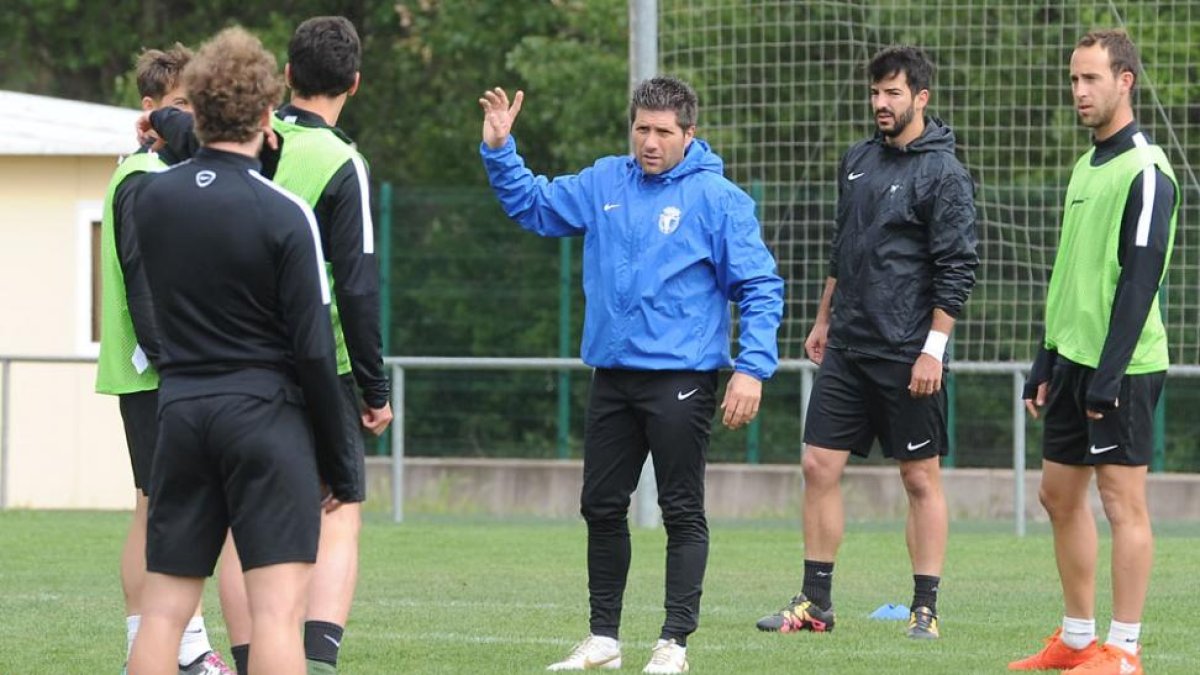 Nacho Fernández da instrucciones a sus jugadores durante una sesión de trabajo en Castañares.-Israel L. Murillo