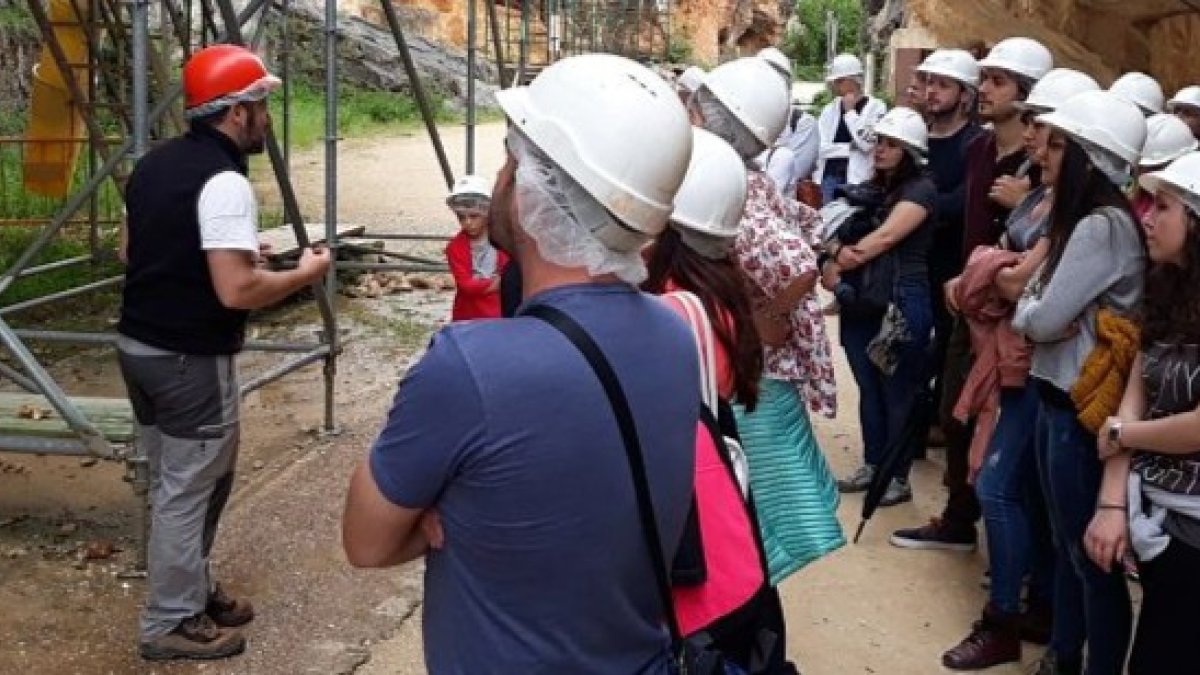 Marcos Terradillos se dirige a los participantes en una visita a los yacimientos. ECB