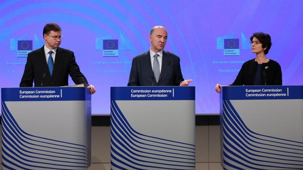 El vicepresidente de la CE para el Euro y el Diálogo Social, Valdis Dombrovskis (i); el comisario de Asuntos Económicos, Pierre Moscovici, y la comisaria europea de Empleo, Marianne Thyssen, ofrecen una rueda de prensa en la sede de la CE para presentar e-EFE