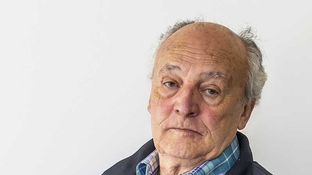 Miguel Ángel Velasco con un ejemplar de su nuevo libro.-SANTI OTERO