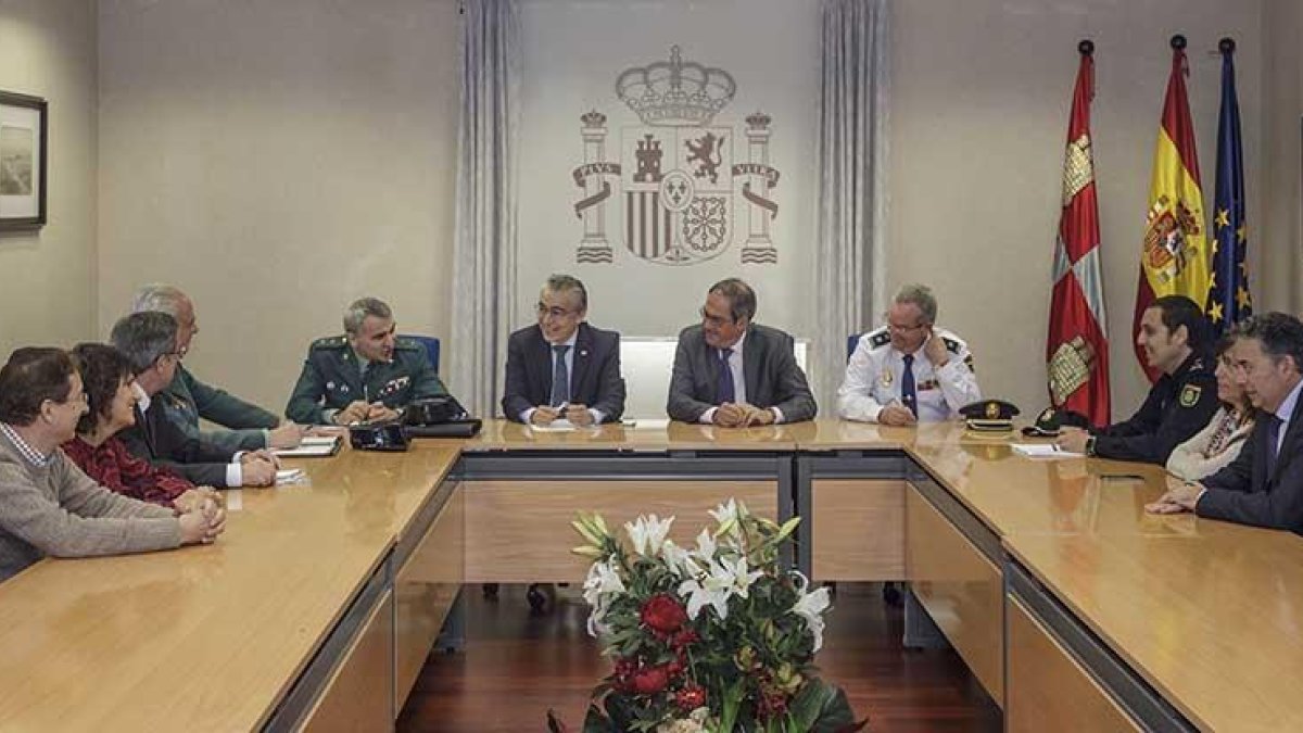 Los representantes de los colegios de Médicos y Enfermería conocieron ayer a sus interlocutores en la Policía y la Guardia Civil.-SANTI OTERO