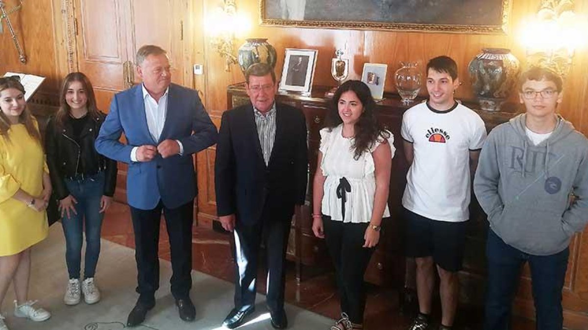 Rico (centro) y Rodríguez (izq) charlaron ayer un rato con los cinco alumnos que en septiembre viajarán a Italia.-ECB