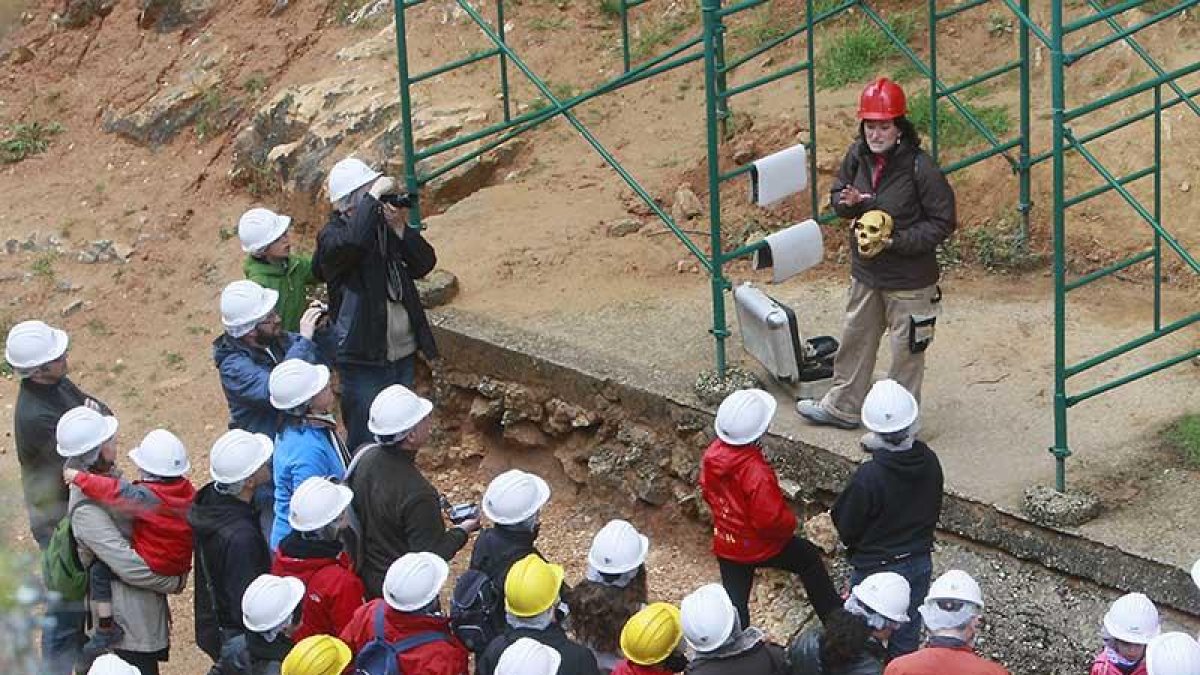 Un grupo de turistas realiza la visita a los yacimientos de Atapuerca.