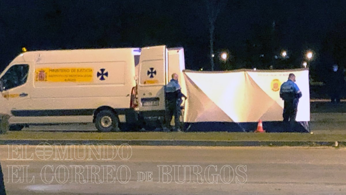 La víctima quedó tendida en el suelo y fue atendida tras una carpa hasta que se confirmó su fallecimiento. ECB