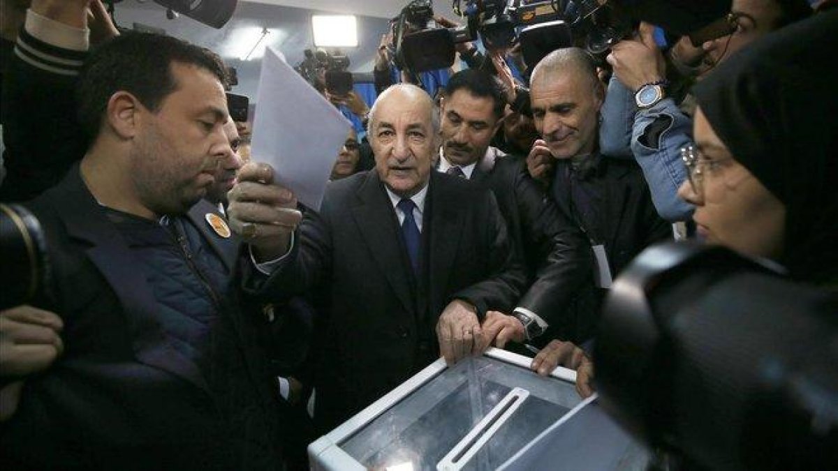 Abdelmaldjid Tebboune, este jueves, mientras votaba en su colegio electoral.-EFE