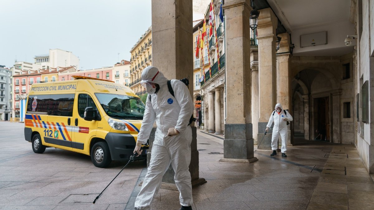Personal municipal con mascarillas desinfectando los accesos al Ayuntamiento. ECB