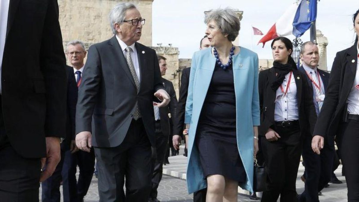 Juncker y May, en La Valeta.-REUTERS / YVES HERMAN