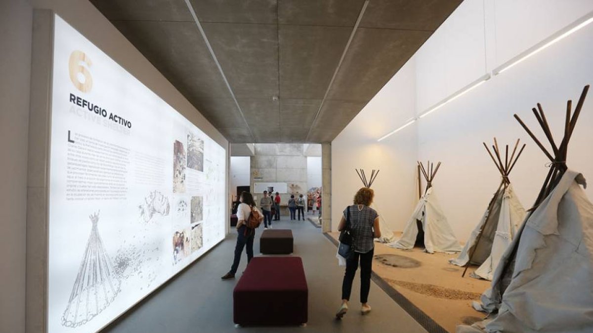 Exposición en el interior del Carex donde experimentar la prehistoria como hacer fuego, ver marcas de corte al microscopio o entrar en una cabaña.-RAÚL G. OCHOA