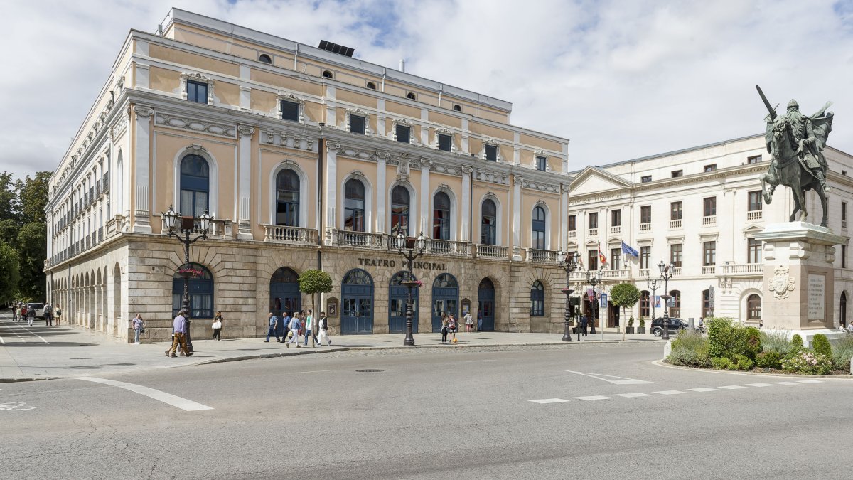 El Teatro Principal podría acoger una placa informativa con detalles urbanísticos de interés. SANTI OTERO