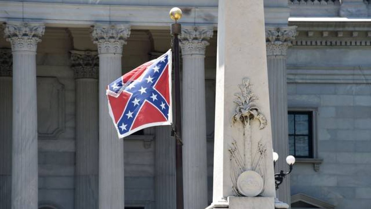 La bandera de la confederación en un monumento a las víctimas de la Guerra Civil Americana en Carolina del Sur.-Foto: AFP / MLADEN ANTONOV