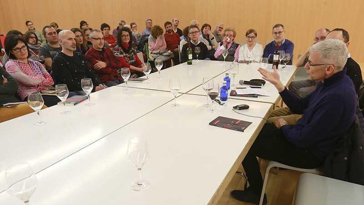 José Ovejero se encontró con los fieles seguidores de los actos orquestados por la Escuela de Escritores.-Raúl Ochoa