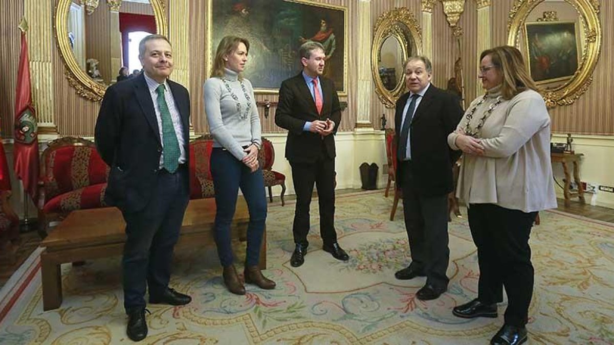 René Payo, Lorena de la Fuente, Javier Lacalle, Rafael López y Begoña Alonso, en la reunión que mantuvieron ayer.-RAÚL G. OCHOA