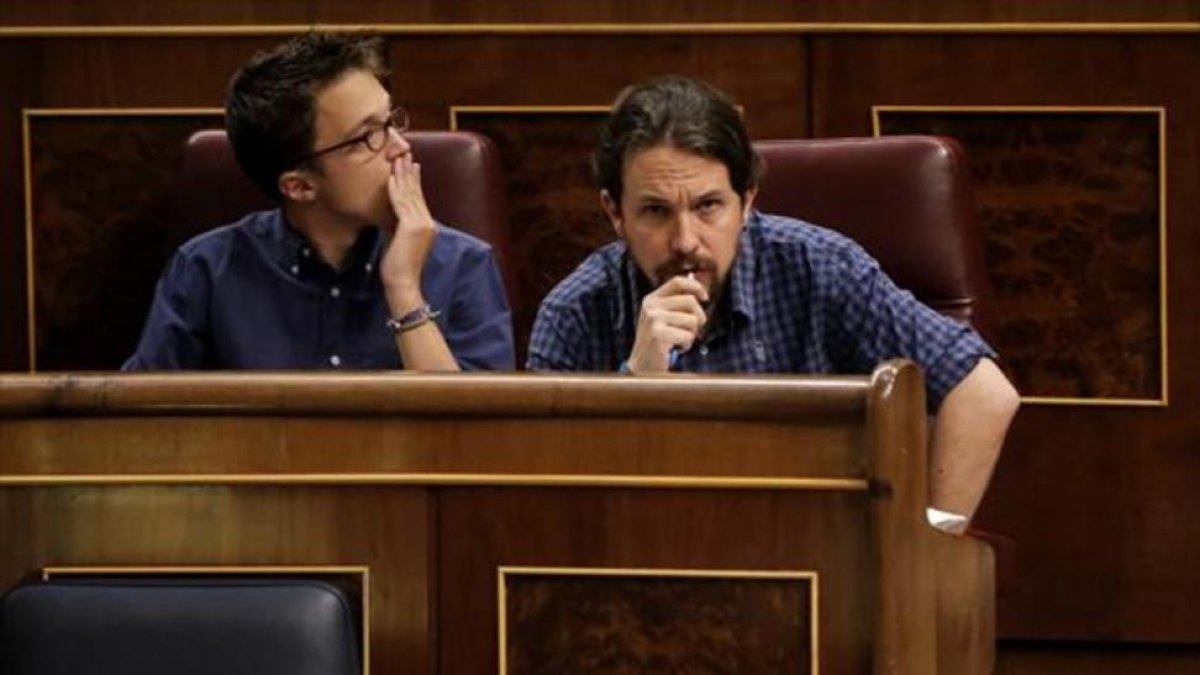 Íñigo Errejón y Pablo Iglesias, durante un pleno del Congreso de los Diputados.-JOSÉ LUIS ROCA