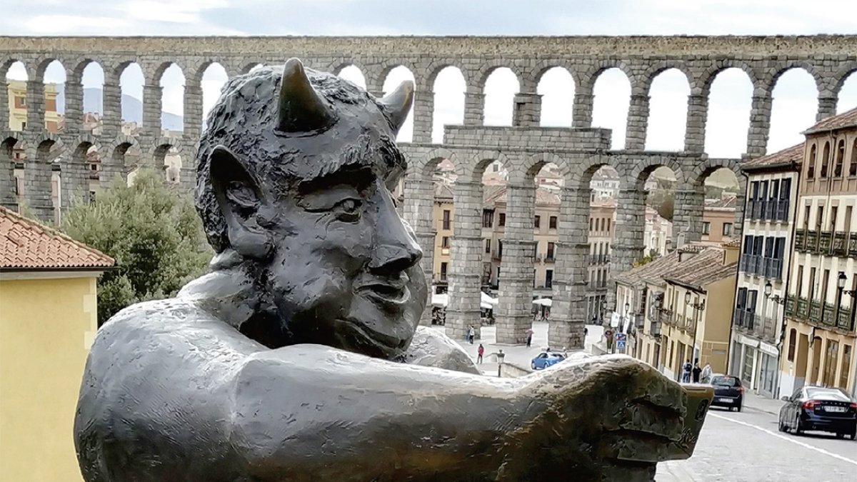 Segodeus, el simpático diablillo segoviano, continuará esperando visitantes en la cuesta de San Juan. ECB
