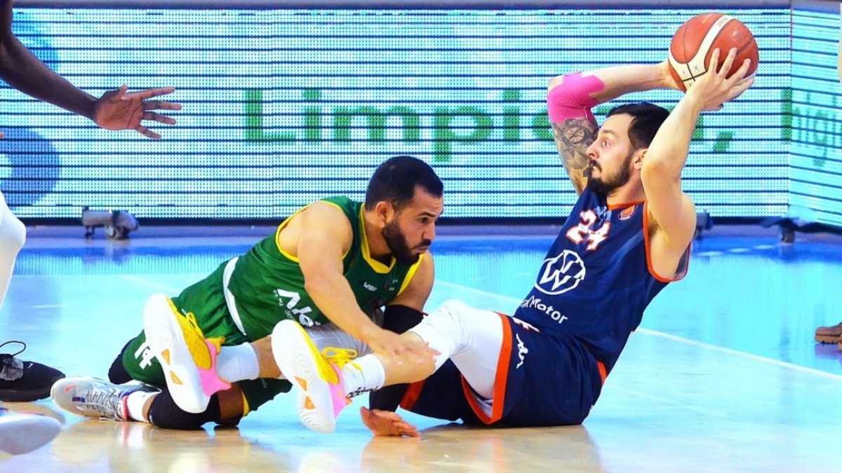 Presutti busca línea de pase tras recuperar un balón en el suelo. TOMÁS ALONSO