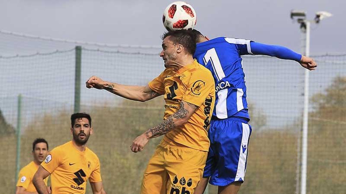 Borja Sánchez disputa un balón aéreo ante la mirada de Julio Rico y Aritz Borda.-RC DEPORTIVO