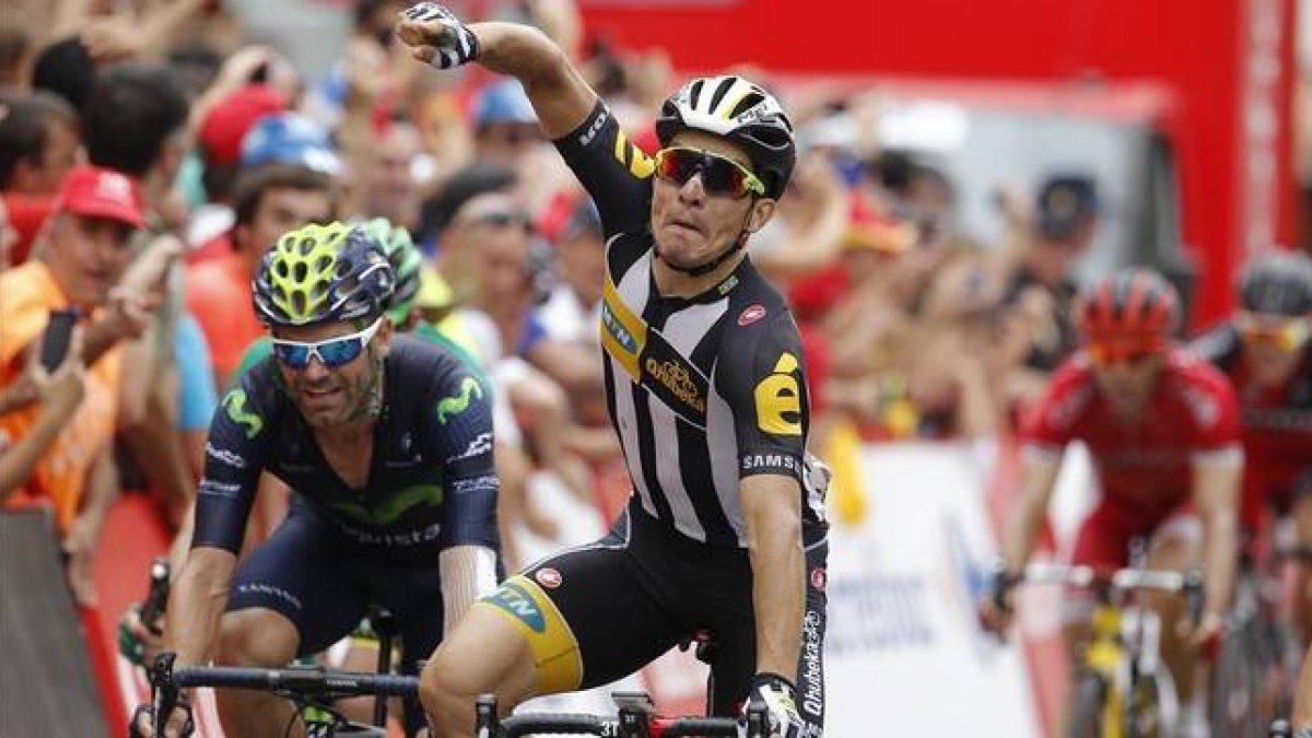 El ciclista Kristian Sbaragli celebra al cruzar la meta en la décima etapa de la Vuleta en Castellón-Foto: AFP / JOSE JORDAN