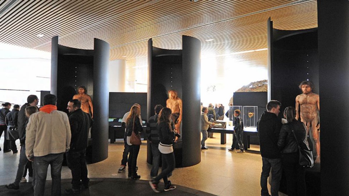 Visitantes en el Museo de la Evolución.-ISRAEL L. MURILLO