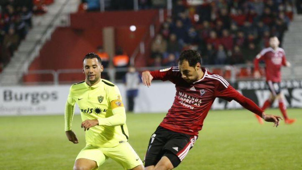 Álex Ortiz, autor del gol del empate en la tarde de ayer, golpea el balón en presencia de un jugador del Almería.-LFP
