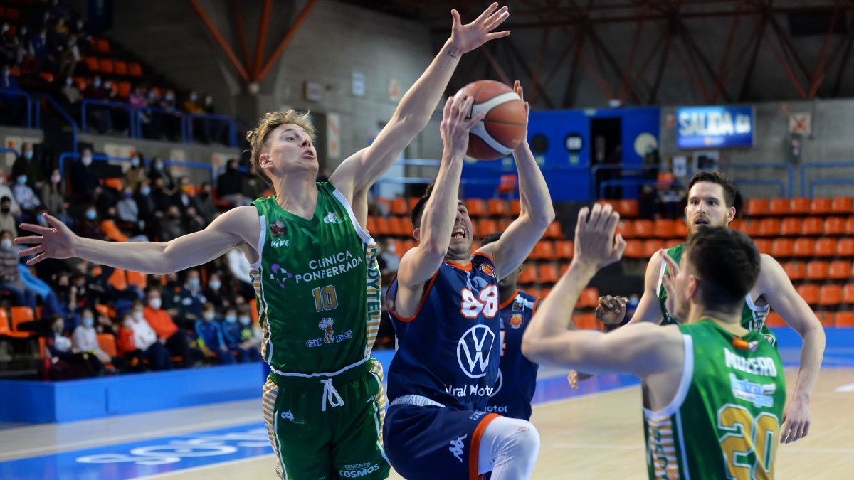 Cuevas supera a la defensa del Ponferrada. TOMÁS ALONSO