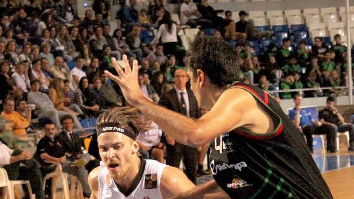 Augustas Peciukevicius fuerza la penetación ante Guillén, ayer, en Son Moix.-PALMA AIR EUROPA