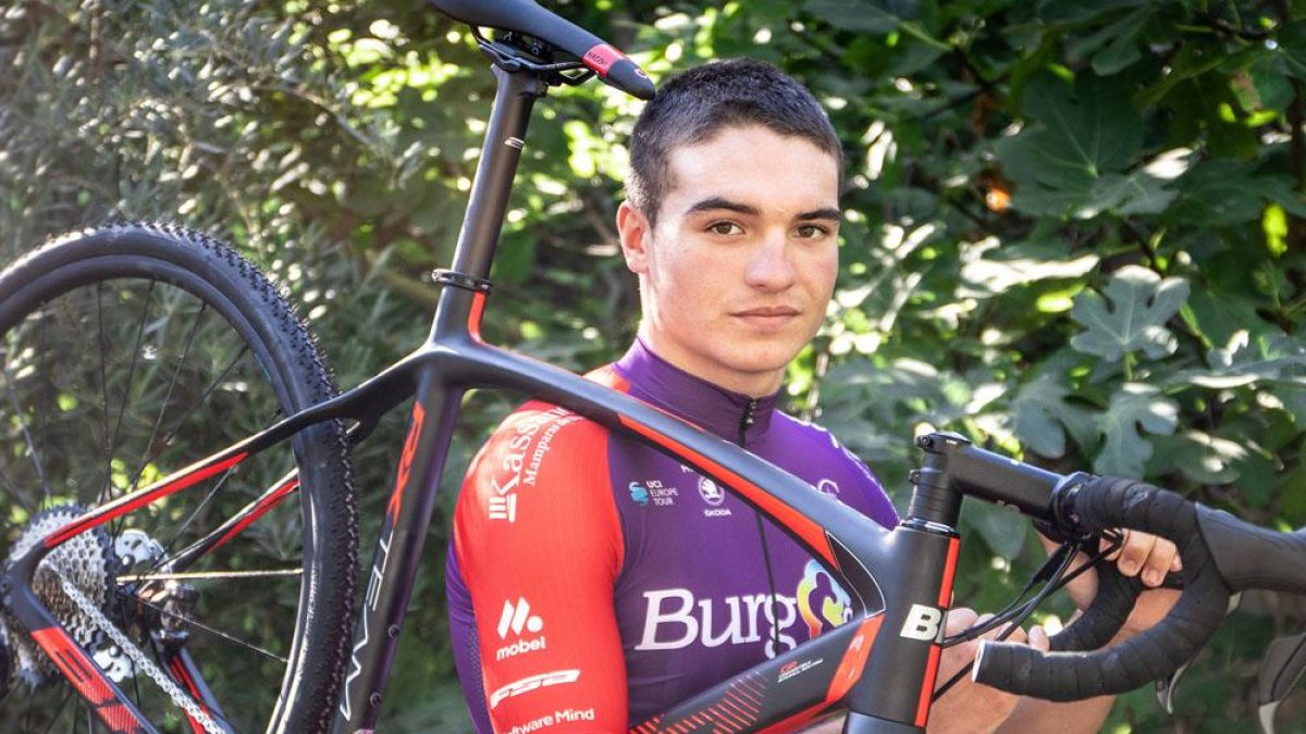 Carlos Canal posa con su bicicleta de ciclocross y con la equipación del Burgos BH.-