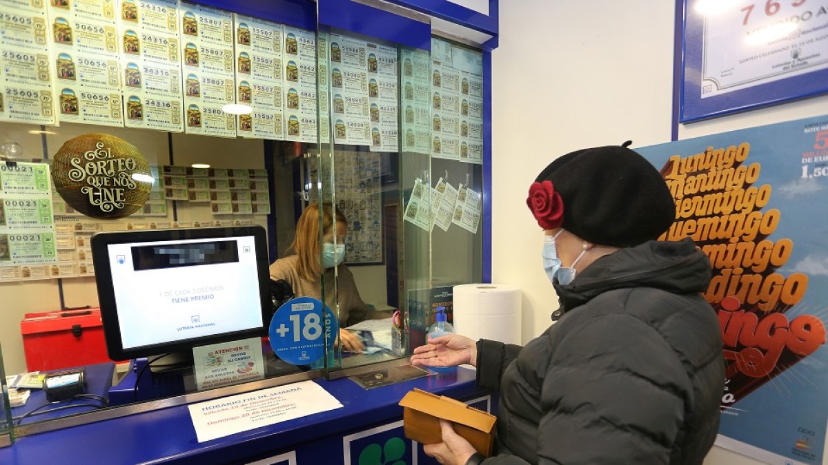 Cliente de una administración de lotería de Palencia adquiere décimos para la loteria de Navidad