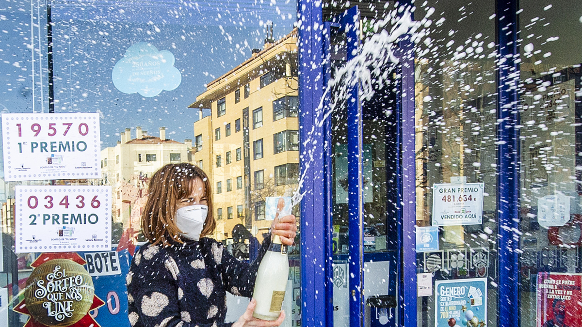 Una lotera de la ciudad celebra la venta de dos premios. ECB
