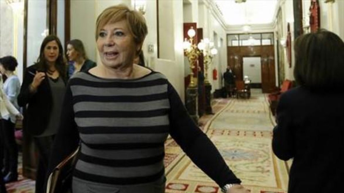 Celia Villalobos, diputada del PP y vicepresidenta del Congreso, tras la reunión de la Mesa de la Cámara, ayer.-JUAN MANUEL PRATS