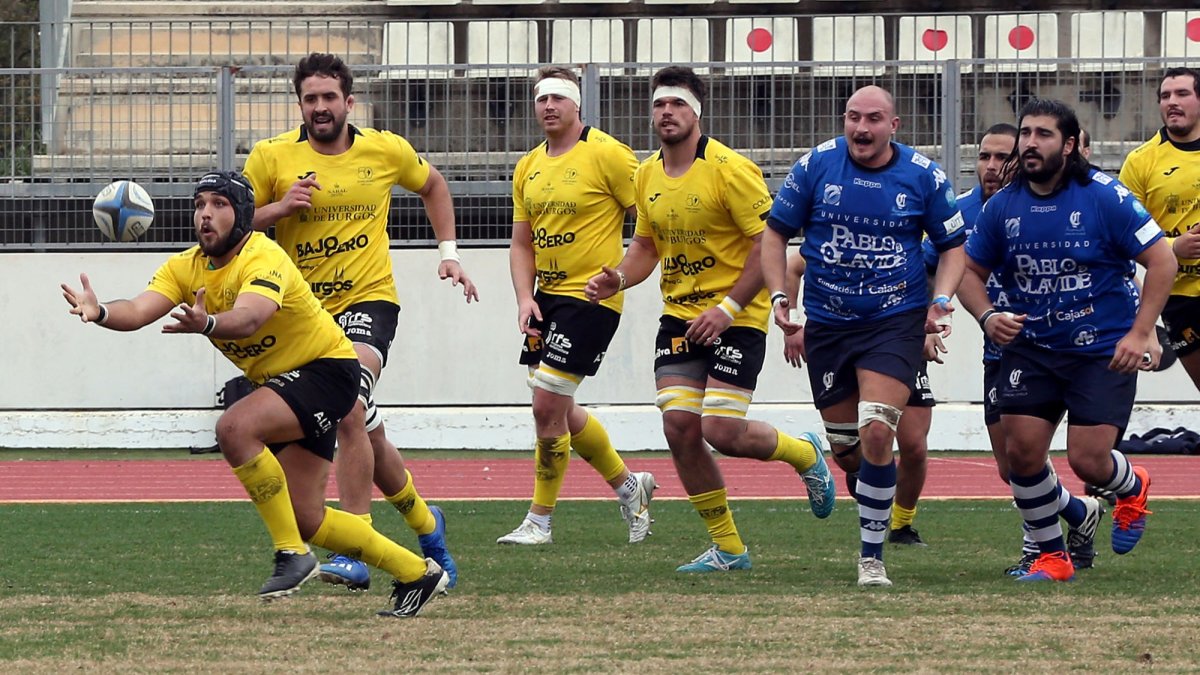 Álex Silvestre recepciona el oval en el encuentro ante el Ciencias del pasado curso. ECB