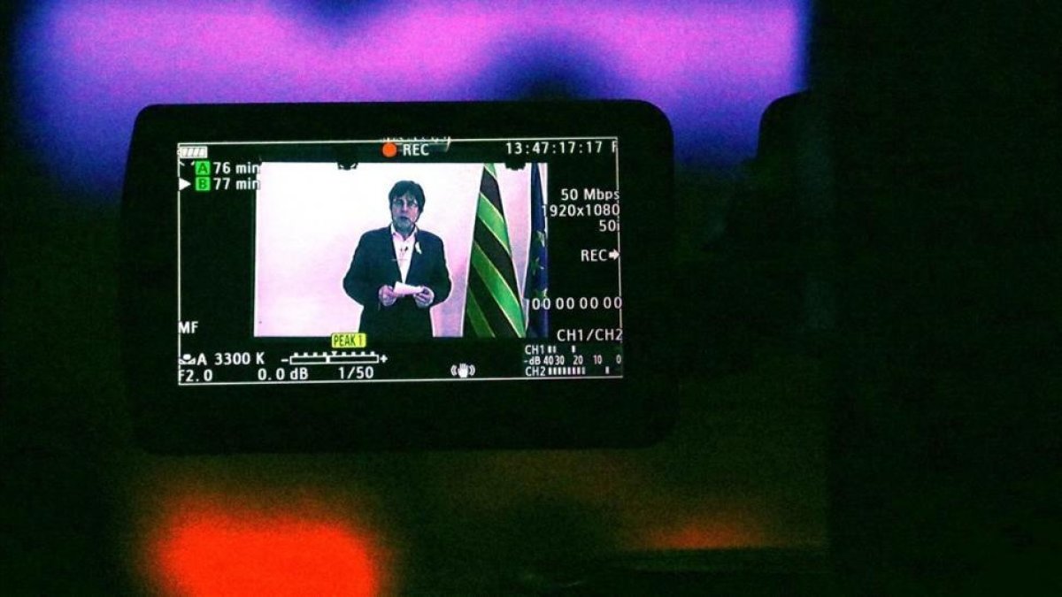 Carles Puigdemont interviene por videoconferencia ante una reunión de JxCat en Vilafranca del Penedès-ACN / BERNAT VILARÓ