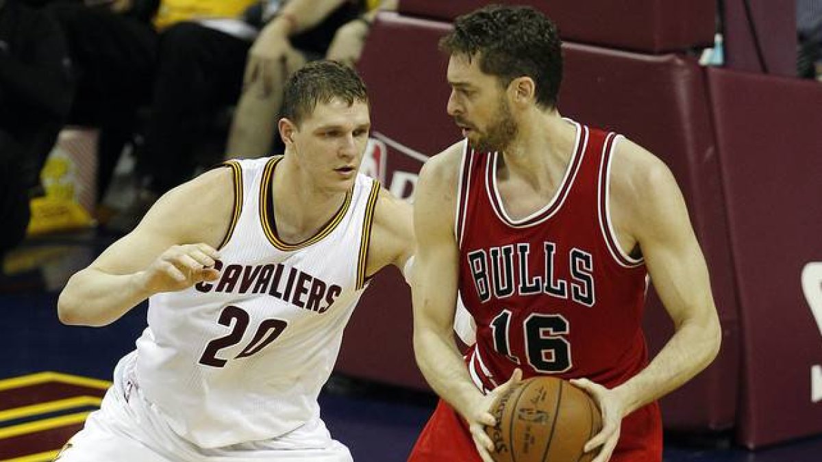 Pau Gasol trata de deshacerse de Timofey Mozgov, en el primer partido de semifinales que ha enfrentado a los Bulls y los Cavaliers en Cleveland.-Foto:   EFE / DAVID MAXWELL