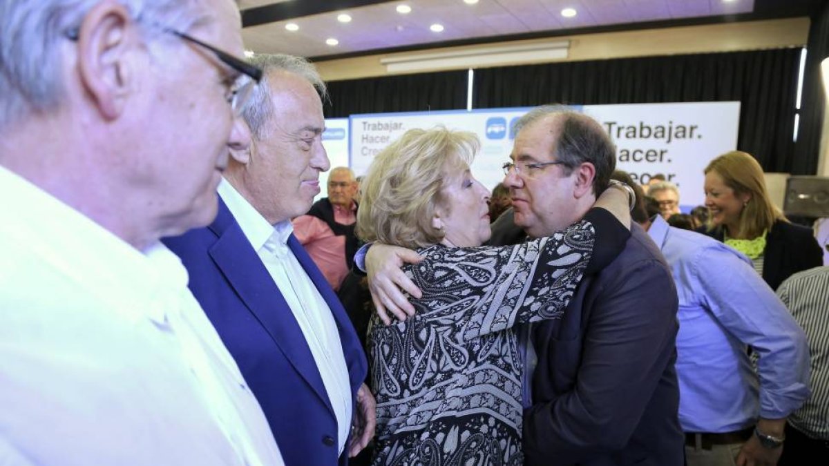 Una simpatizante abraza con efusividad a Herrera. A la izquierda, Fernando Escobillas, presidente del Consejo de Cámaras.-Ical