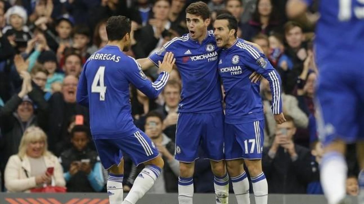 Cesc va a felicitar a Pedro tras marcar ante el Sunderland.-AP / MATT DUNHAM