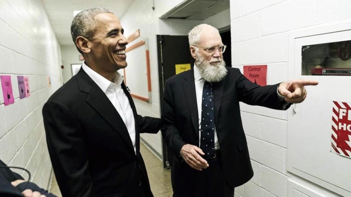 Barak Obama, con David Letterman, en la última ocasión que coincidieron en televisión, en el 2015-/ JONATHAN ERNST (REUTERS)