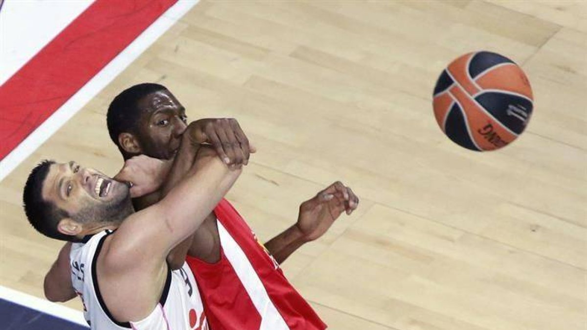 Felipe Reyes (i) lucha el balón con Bryant Dunston.-EFE