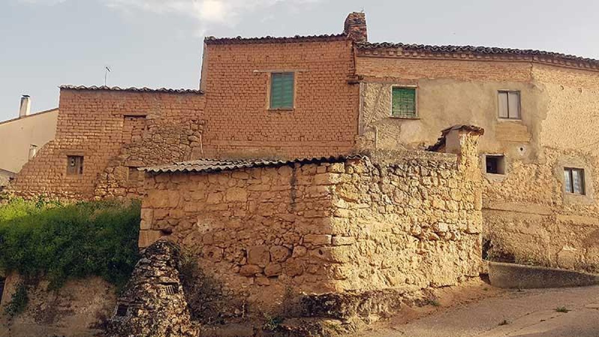 El corral no se ve desde el exterior pero sí se escucha a las gallinas desde la calle.-L. V.