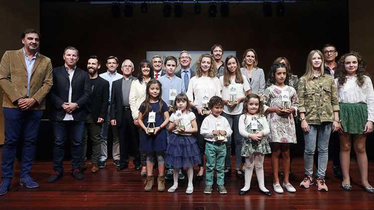 Todos los galardonados posan con el presidente de la Fundación AXA, Jean Paul Rignault, en el centro de la imagen.-RAÚL OCHOA