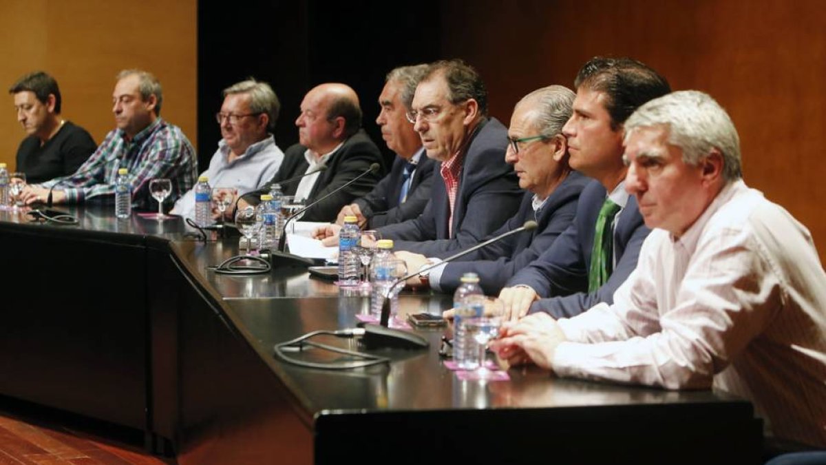 Imagen de la directiva del CB Tizona durante una asamblea.-RAÚL OCHOA