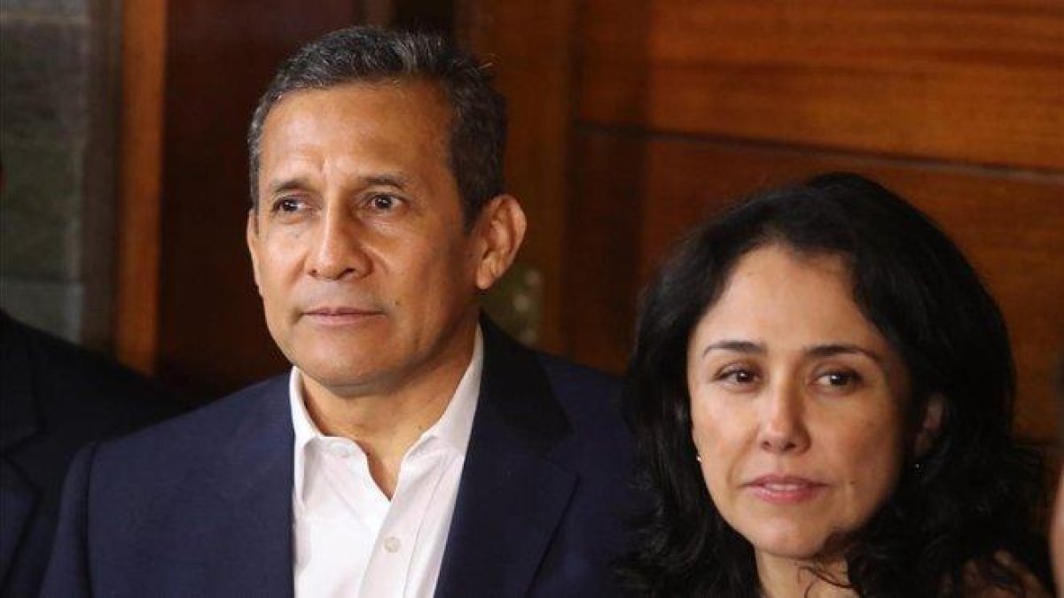 Fotografía de archivo del 2018 que muestra al expresidente peruano Ollanta Humala y su esposa Nadine Heredia.-EFE / ERNESTO ARIAS