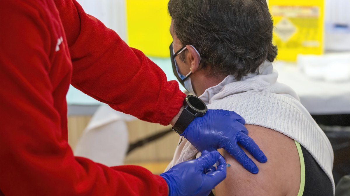 Las vacunaciones a nacidos en 1956, 1957 y 1958 continuarán el fin de semana. SANTI OTERO