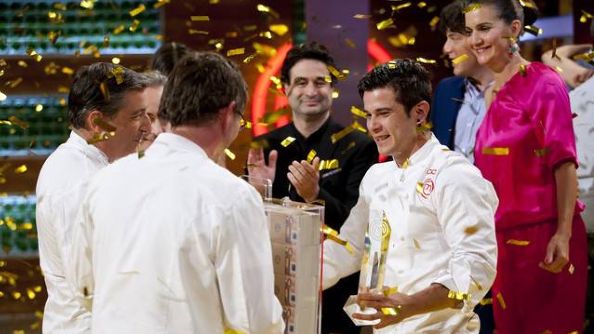 Carlos, coronado como ganador de la tercera temporada de 'Masterchef'.-Foto: RTVE