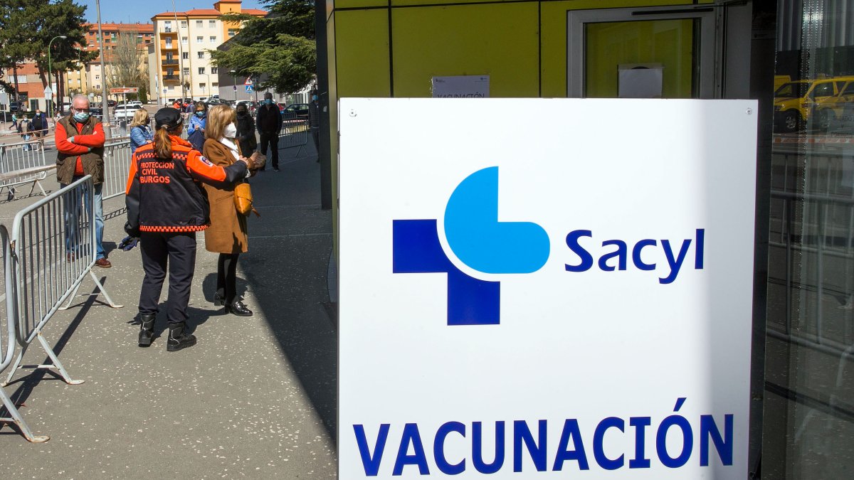 Acceso para vacunaciones en el Coliseum. TOMÁS ALONSO