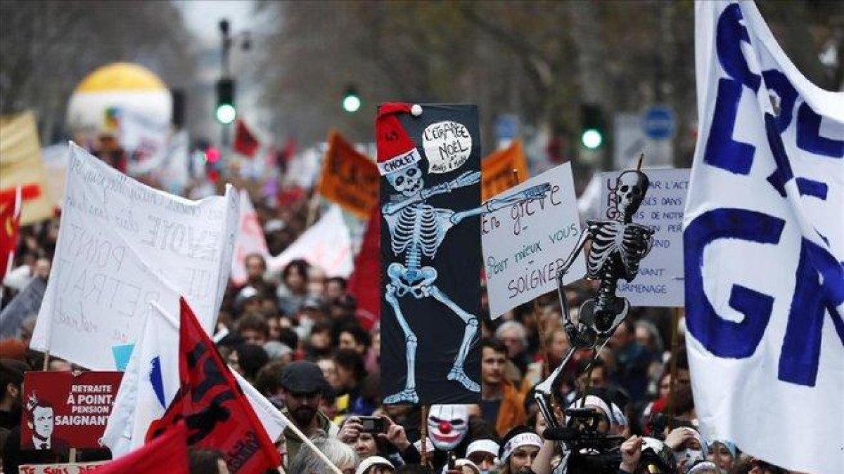 Manifestación en París contra la reforma de las pensiones.-EFE EPA / IAN LANGSDON