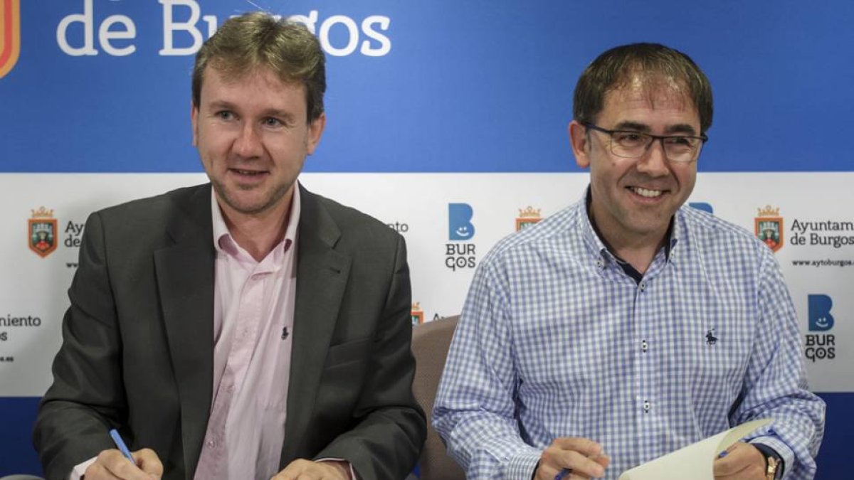 Javier Lacalle y Jesús Aguirre renovaron el convenio para la gestión del albergue de peregrinos.-SANTI OTERO