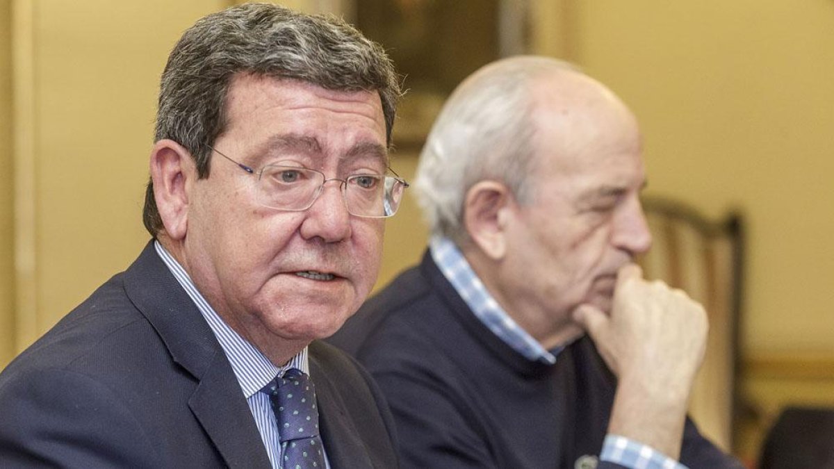 César Rico (izq) y José Marìa Martínez (dch) durante la presentación del nuevo presupuesto.-S. O.